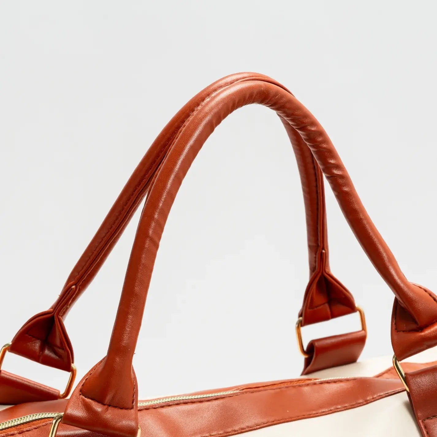 Couvelli-travel-bag-beige-handle.webp