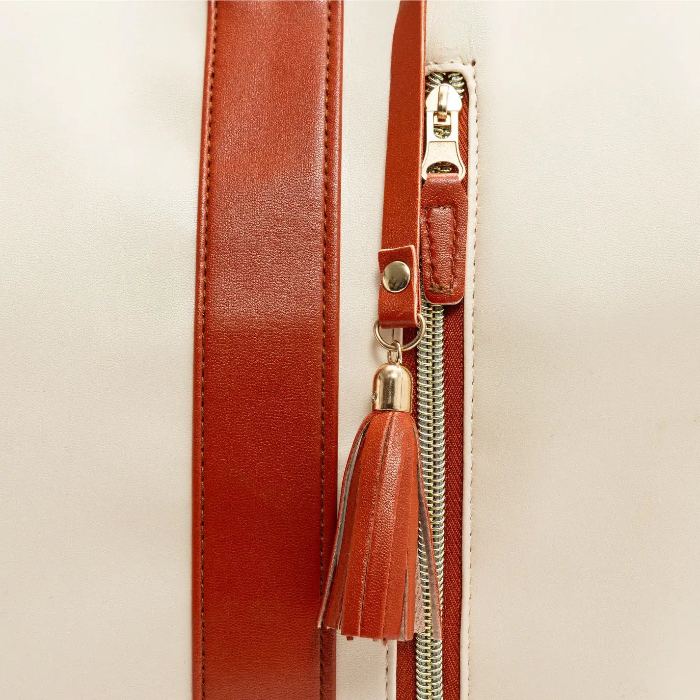 Couvelli-travel-bag-beige-zip.webp