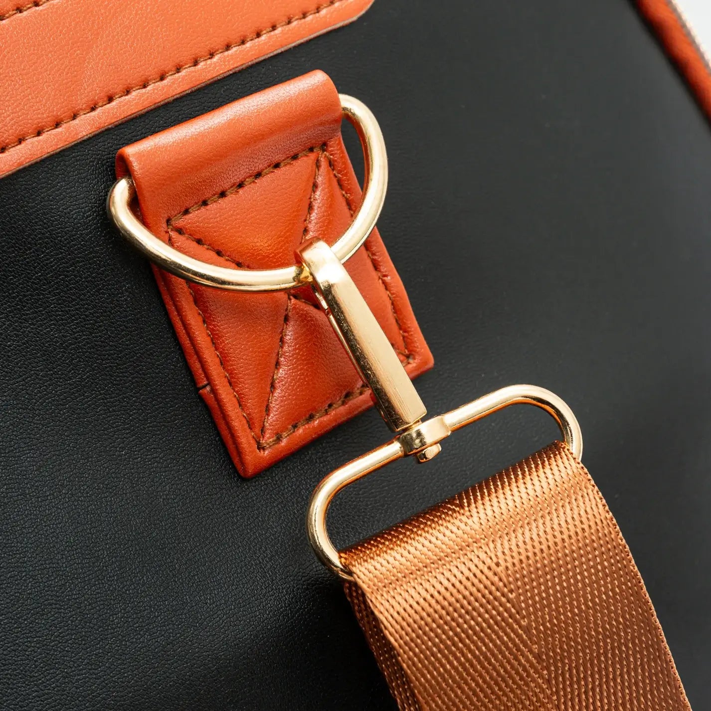 Couvelli-travel-bag-black-clip.webp